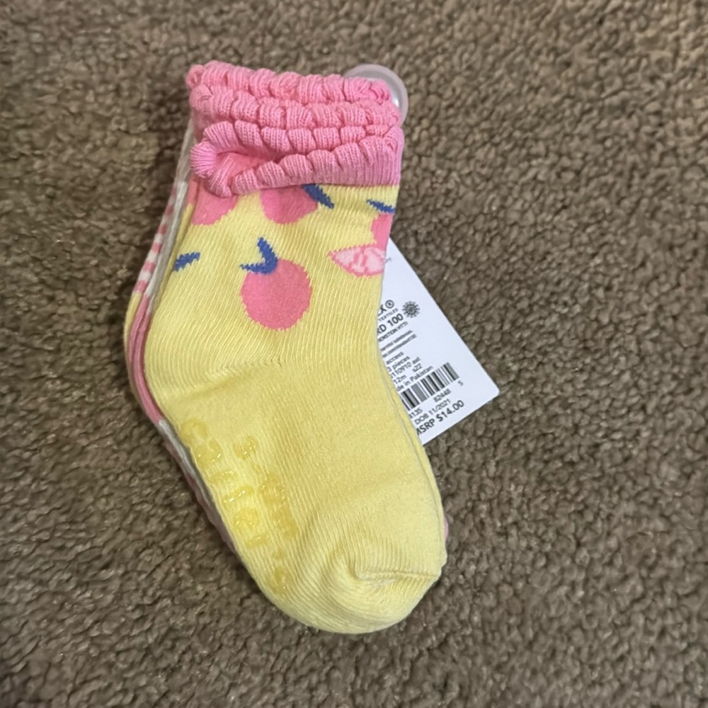 CUTE - Carter's NWT Baby Girl socks 3-12 months